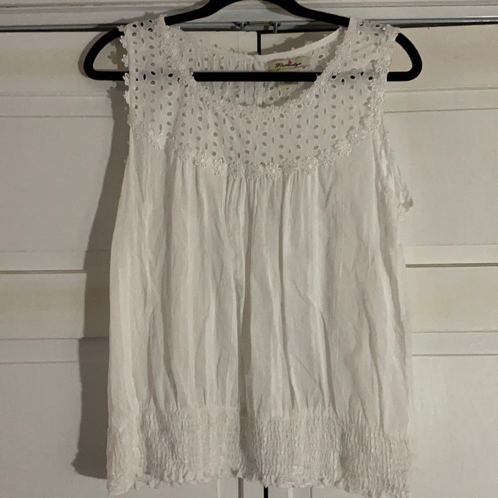 Pretty Eyelet & Daisy Top NWOT